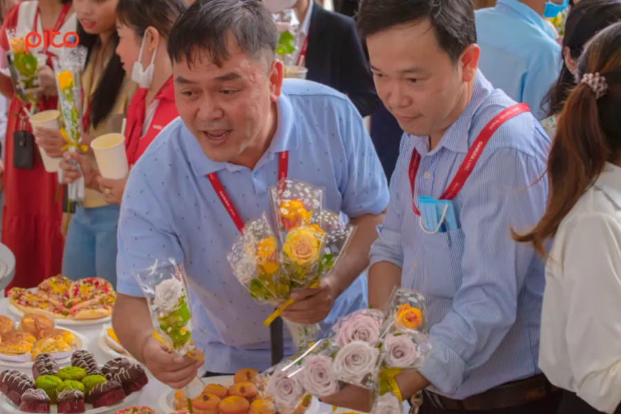 Đồng nghiệp nam nhà Gamuda chuẩn bị hoa tặng phái nữ