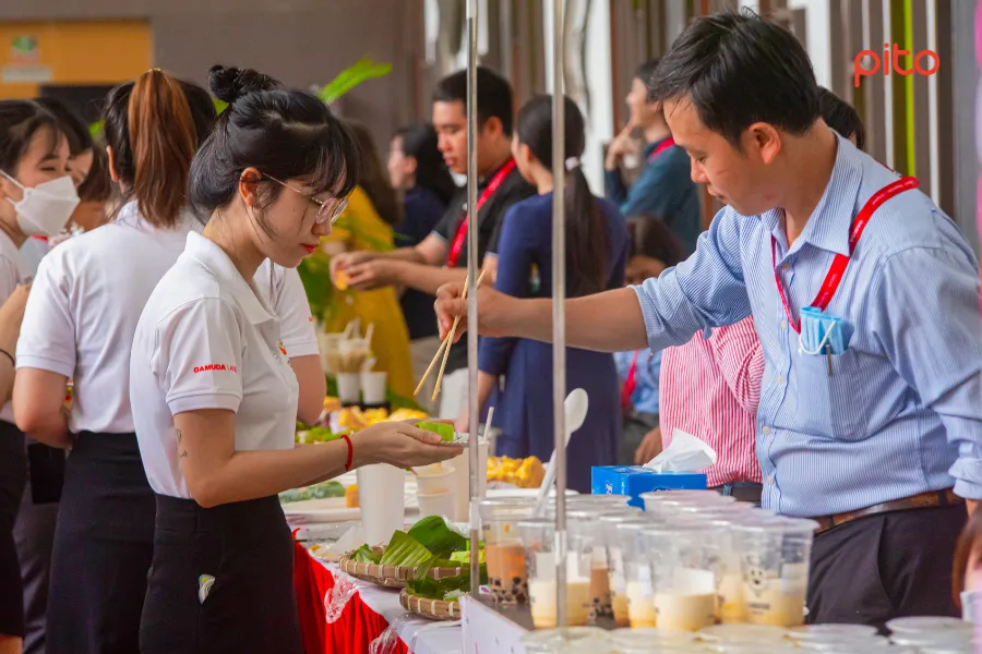 Dong-nghiep-nam-phuc-vụ-mon-an-cho-cac-ban-nu Đồng nghiệp nam phục vụ món ăn cho các bạn nữ