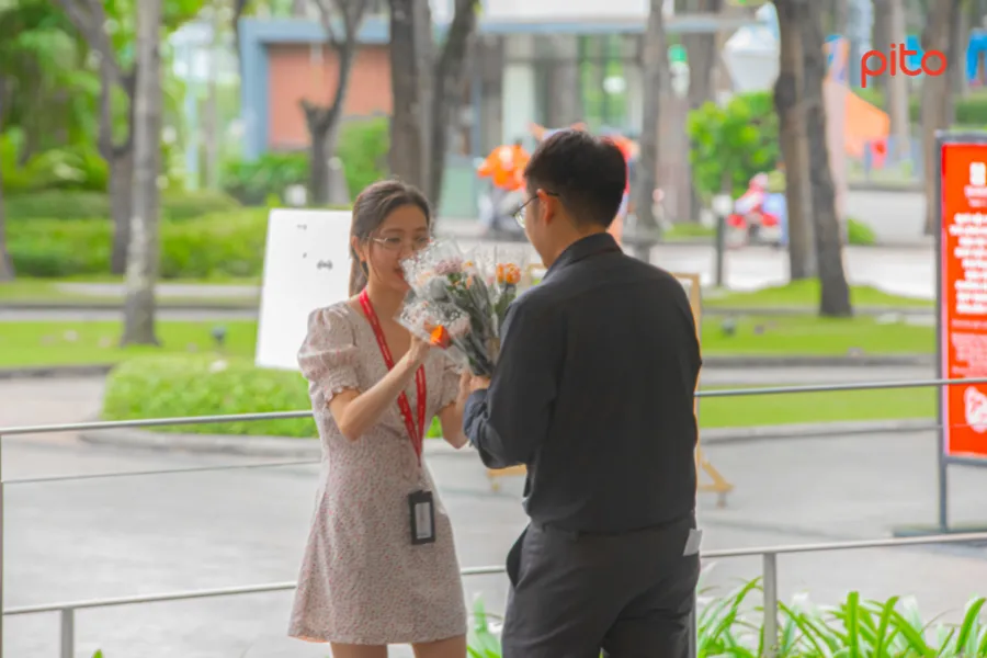 Đồng nghiệp nam tặng hoa