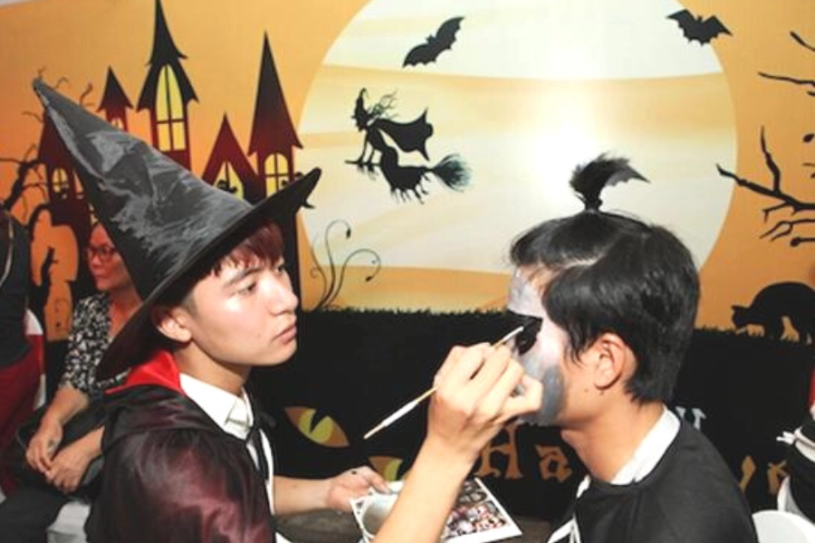 Hoa-trang-Halloween Hoá trang Halloween