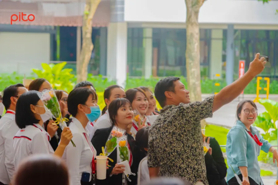 Mọi người cùng nhau chụp ảnh
