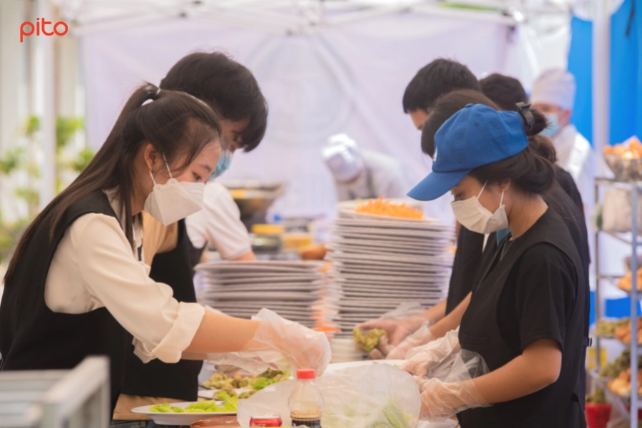 Nhan-vien-chuan-bi-thuc-an Nhân viên chuẩn bị thức ăn