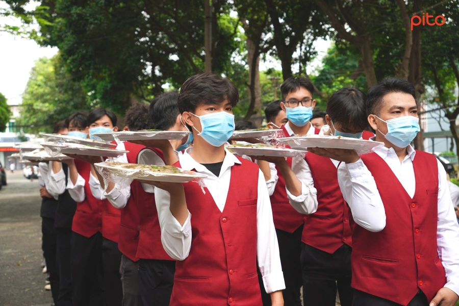 Nhân viên phục vụ tiệc bàn