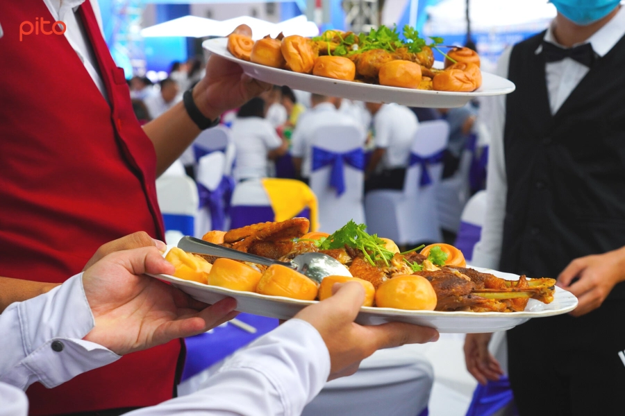 Phục vụ tiệc bàn