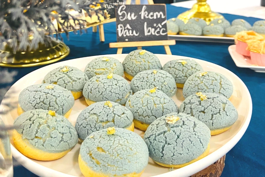 Bánh su kem đậu biếc