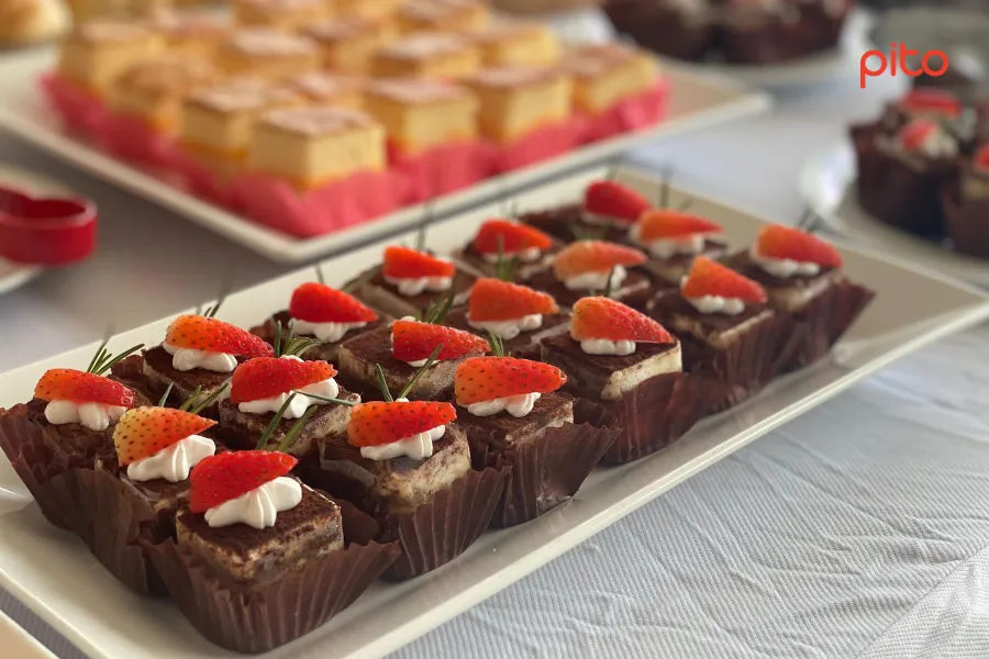 Bánh tiramisu dâu Giáng sinh PITO