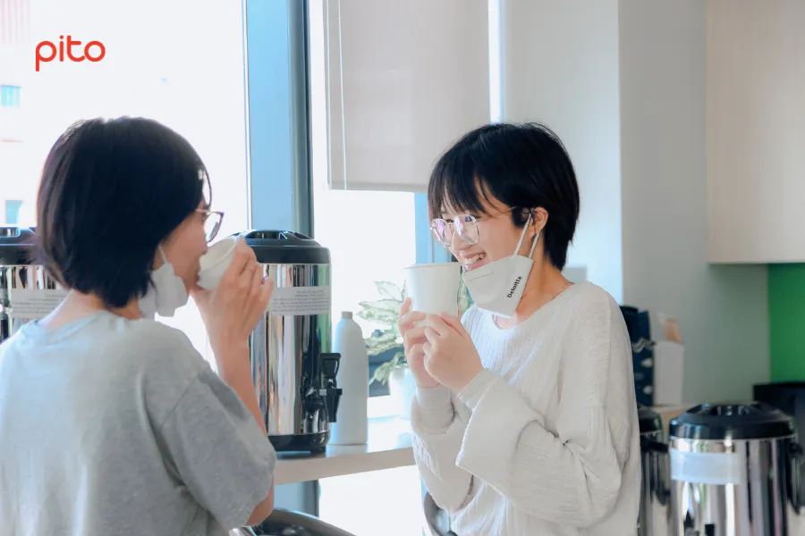 Các bạn nữ vui vẻ trò chuyện