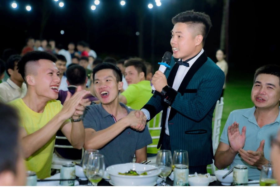MC-giao-luu-voi-khach-trong-tiec-Tat-nien MC giao lưu với khách trong tiệc Tất niên