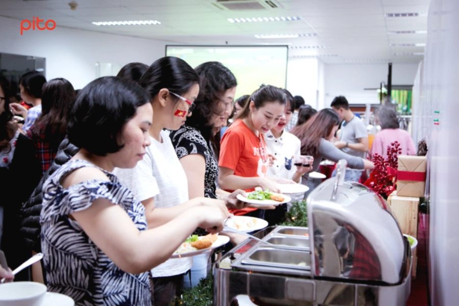 Nhân viên Asmara ăn tiệc Buffet