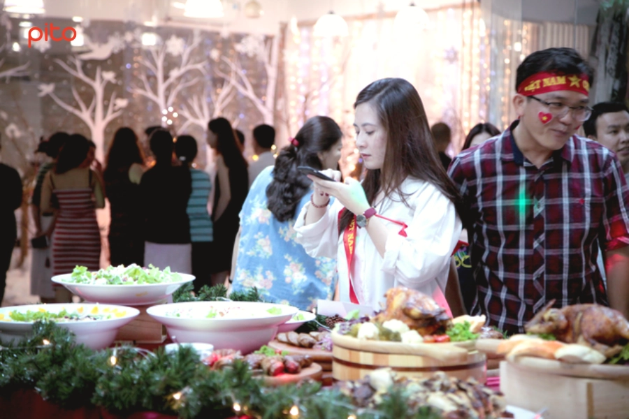 Nhân viên Asmara chụp ảnh tiệc Buffet Giáng sinh PITO