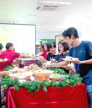Nhân viên Asmara dùng tiệc Buffet Giáng sinh