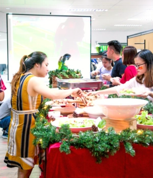 Nhân viên Asmara thưởng thức tiệc Buffet