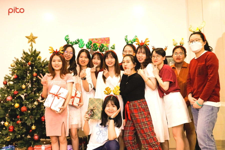 Nhan-vien-vui-ve-choi-Giang-sinh Nhân viên vui vẻ chơi Giáng sinh