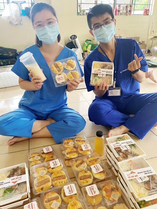 Bac-si-chup-anh-cung-cac-phan-an-PITO Bác sĩ chụp hình cùng các phần ăn PITO
