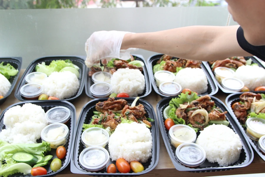 Bep-an-chuan-bi-cac-phan-an-PITO Bếp ăn chuẩn bị các phần ăn PITO