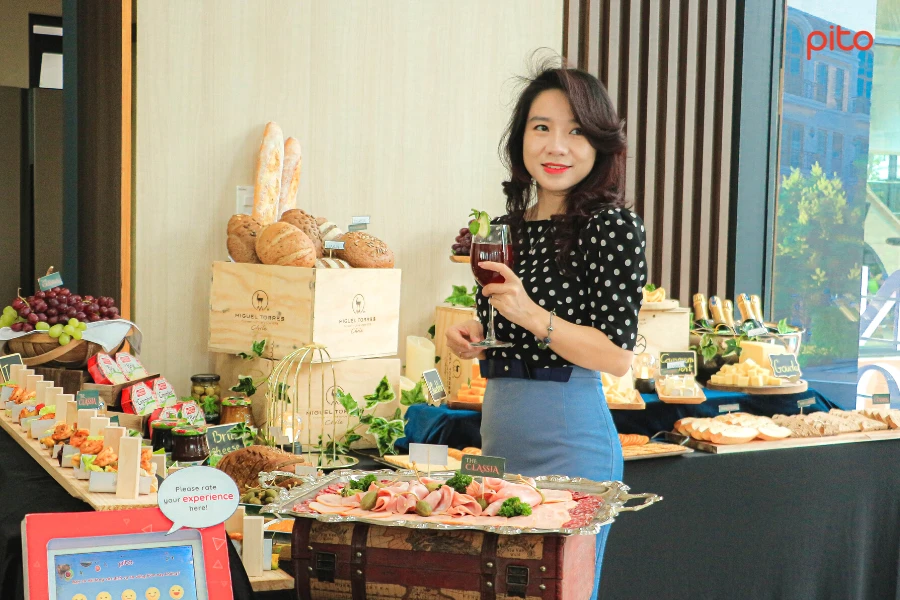 Khach-hang-chup-anh-cung-ban-tiec-bds-khang-dien-PITO Khách hàng chụp ảnh cùng bàn tiệc BDS Khang Điền PITO