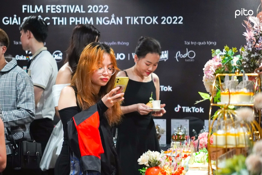 Khách mời chụp ảnh tại sự kiện Tiktok