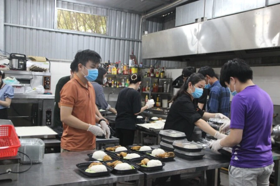 Moi-nguoi-tat-bat-chuan-bi-cac-phan-an-PITO Mọi người tất bật chuẩn bị các phần ăn PITO