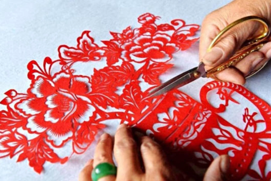 Nghệ thuật cắt giấy đỏ