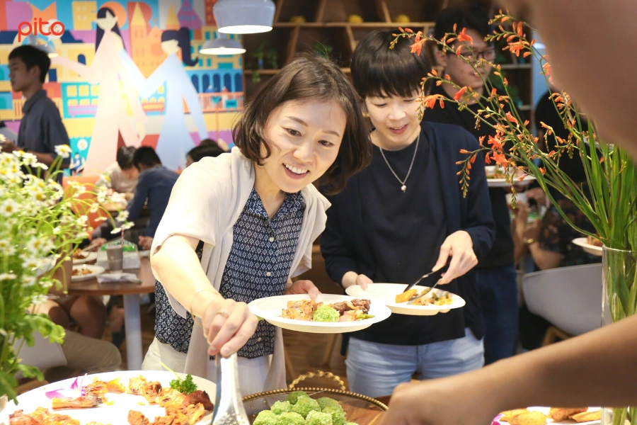 Nhân viên MFV dùng tiệc Buffet sinh nhật