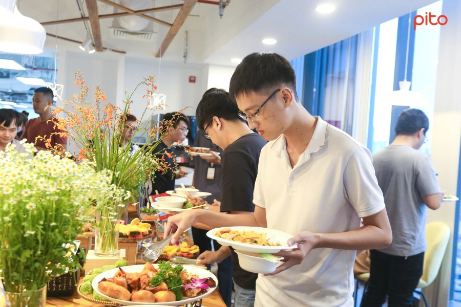 Nhân viên MFV dùng tiệc Buffet
