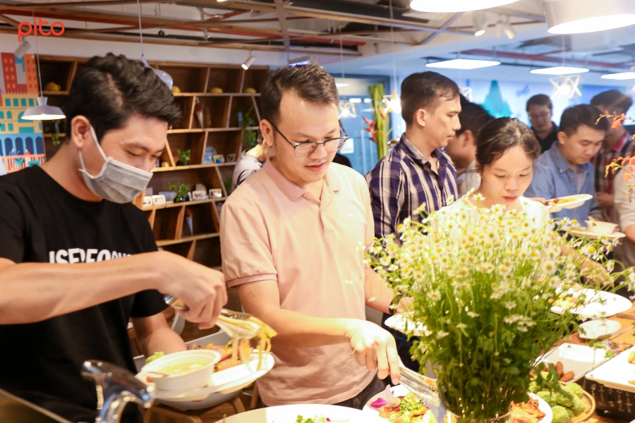 Nhân viên MFV thưởng thức tiệc Buffet