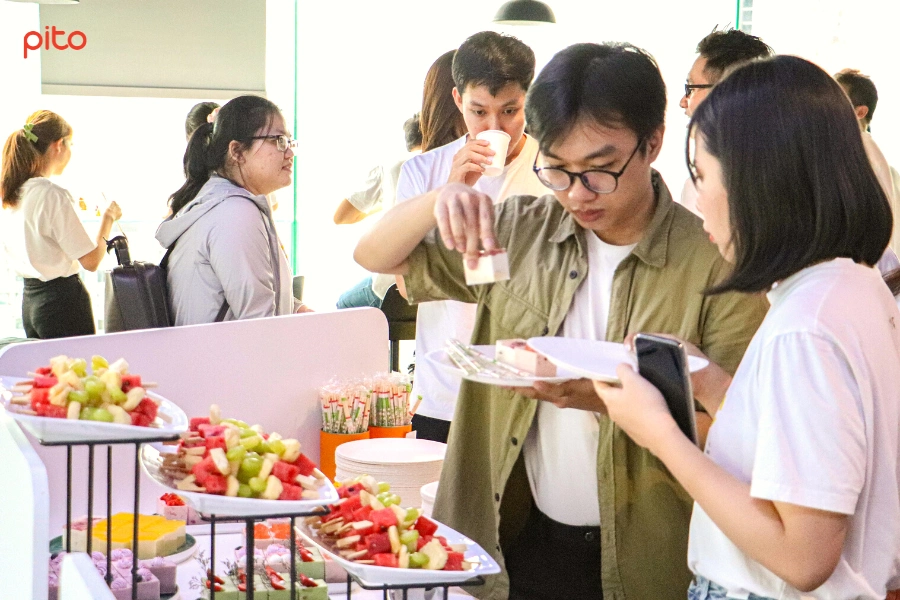 Nhân viên TapTap dùng tiệc khai trương
