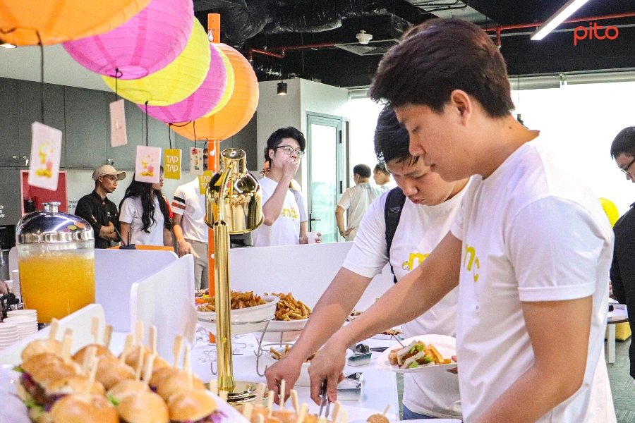 Nhân viên TapTap thưởng thức tiệc khai trương
