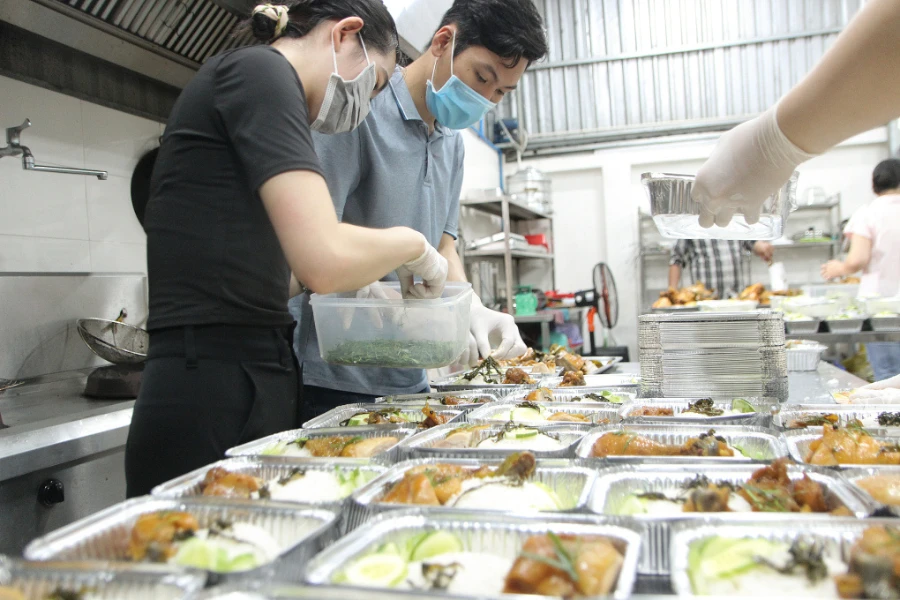 Nhan-vien-bep-an-chuan-bi-cac-phan-an-PITO Nhân viên bếp ăn chuẩn bị các phần ăn PITO