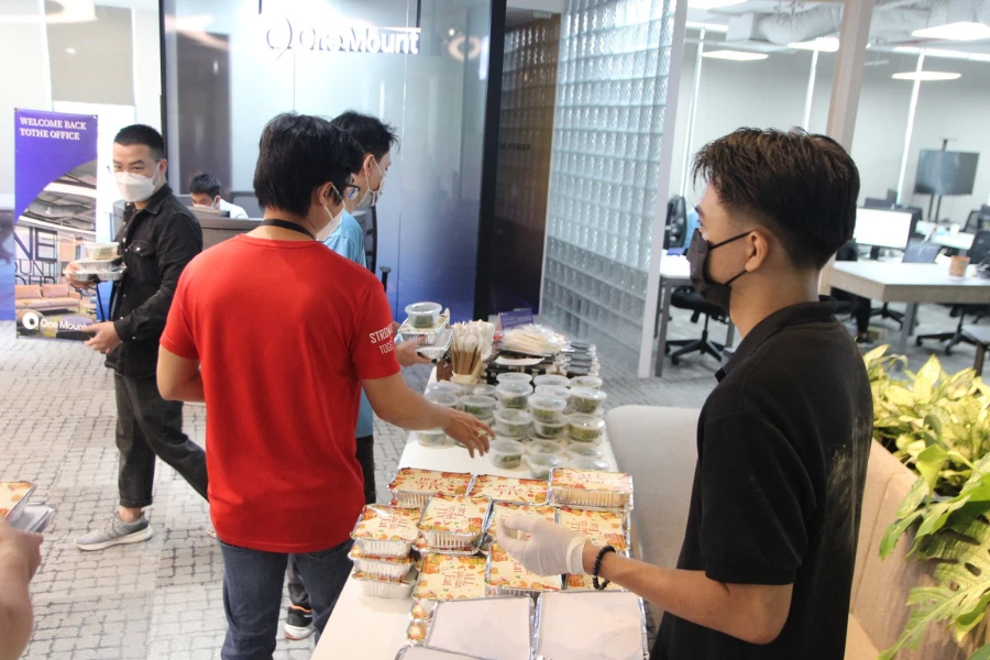Nhân viên đến nhận Meal Pack