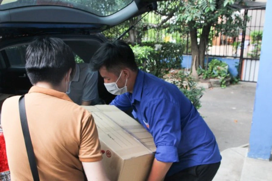 Vận chuyển các phần ăn gửi đến các bác sĩ PITO