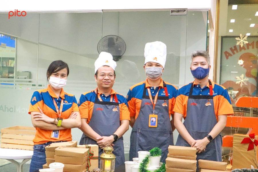 Ban lãnh đạo Ahamove phục vụ thức ăn cho nhân viên