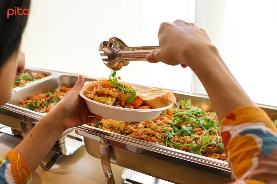 Đồng nghiệp nữ gắp thức ăn ERM PITO