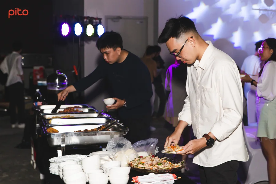 Khach-moi-thuong-thuc-cac-mon-aniprospect-PITO Khách mời thưởng thức các món ăn iProspect PITO