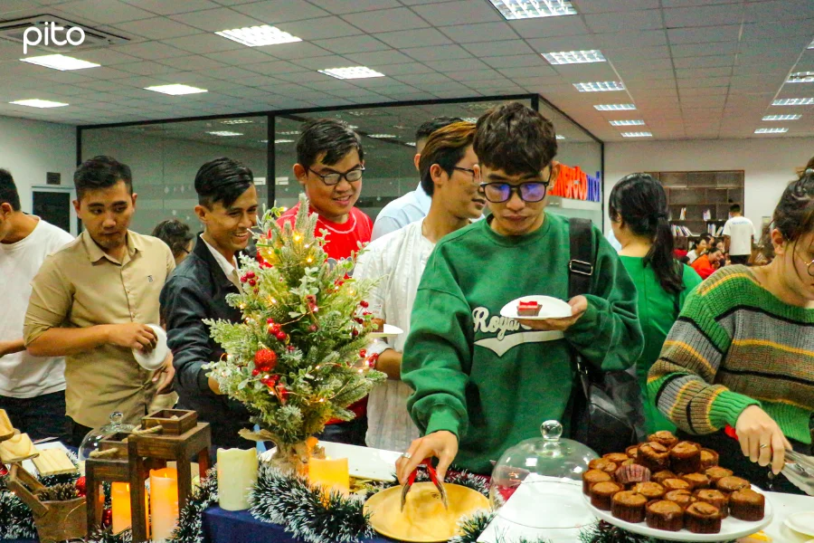 Khách thưởng thức tiệc Kingfood Mart PITO