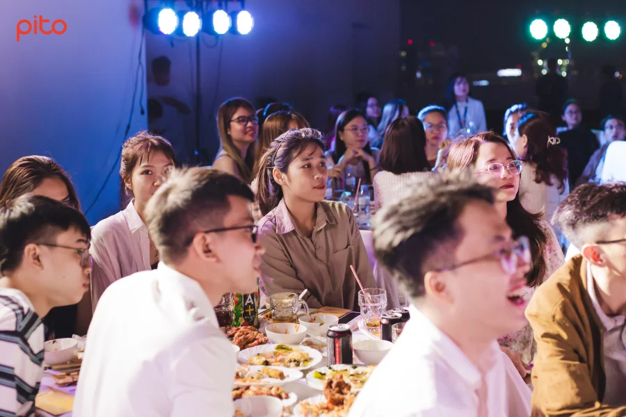 Moi-nguoi-cung-hoa-vao-khong-khi-bua-tiec-iprospect-PITO Mọi người cũng hòa vào không khí bữa tiệc iProspect PITO