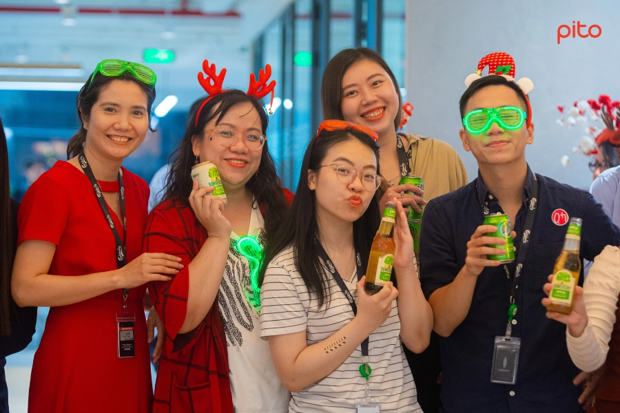 Nhân viên Carlsberg check-in tiệc Giáng sinh