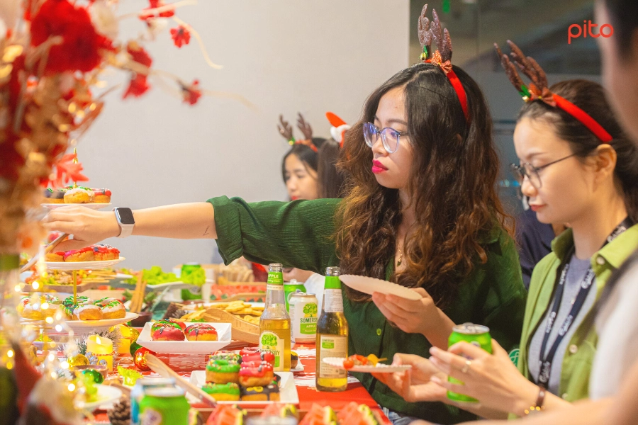 Nhân viên Carlsberg thưởng thức tiệc Giáng sinh - PITO