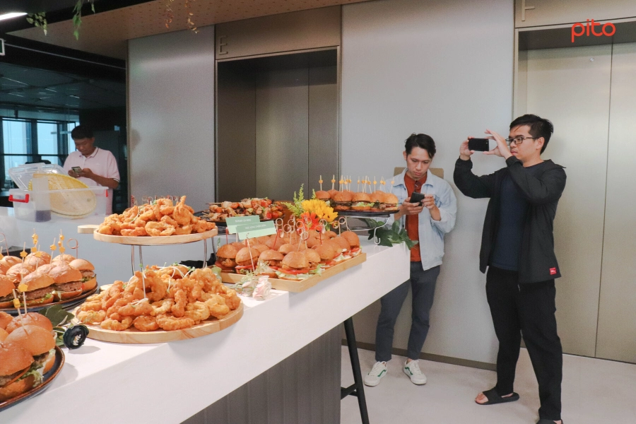 Nhân viên Sky Mavis thích thú với bàn tiệc Finger Food - PITO