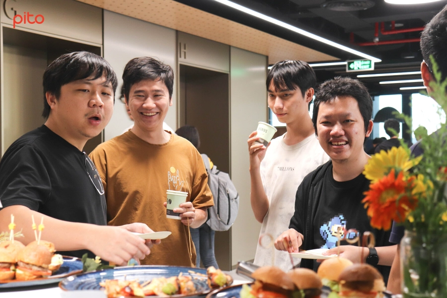 Nhan-vien-Sky-Mavis-thuong-thuc-tiec-Finger-Food Nhân viên Sky Mavis thưởng thức tiệc Finger Food - PITO
