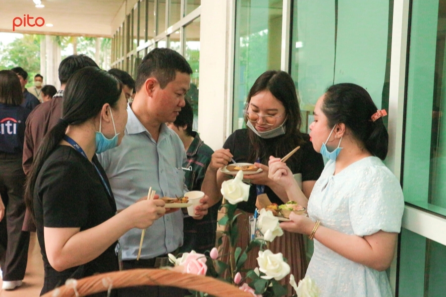 Nhân viên Bệnh việc CIH thưởng thức tiệc Finger Food