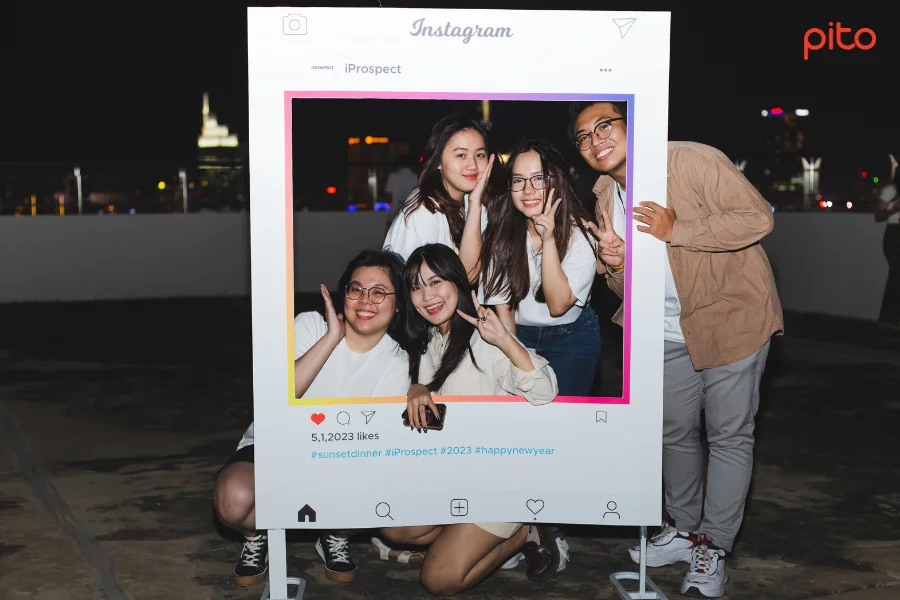 Nhân viên iProspect chụp ảnh cùng theme instagram PITO