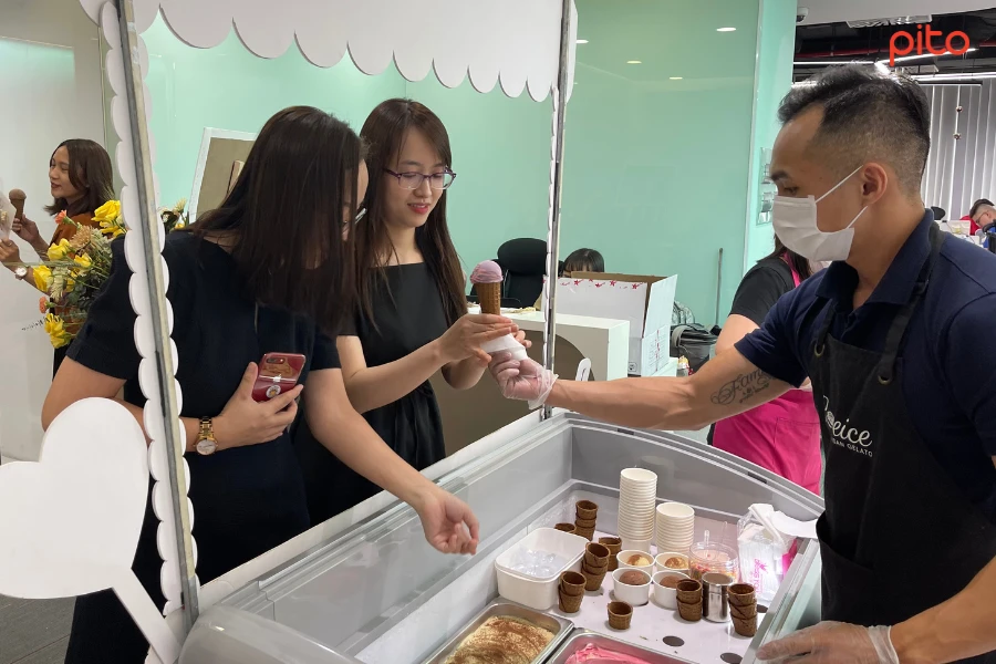Nhân viên nữ OPPO lựa chọn vị kem PITO