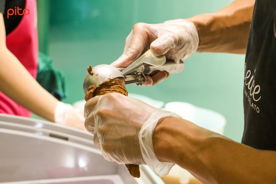 Nhân viên phục vụ kem cho khách PITO