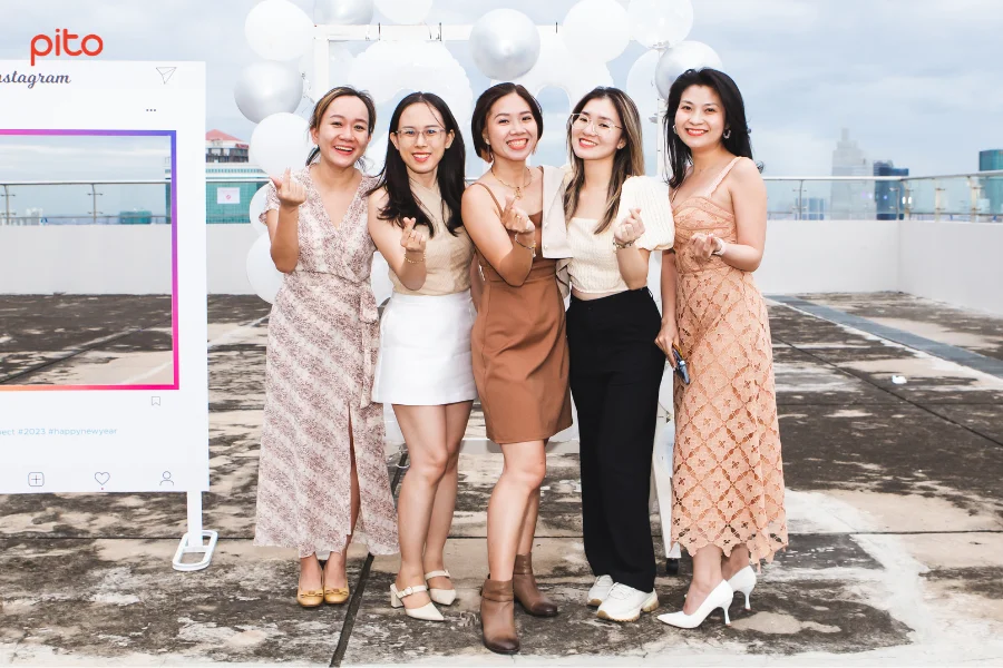 Nữ đồng nghiệp chụp ảnh cùng nhau  iProspect PITO