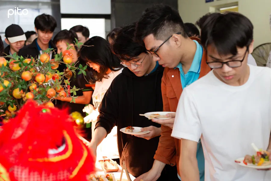 Sinh-vien-UIT-thuong-thuc-mon-an-PITO Sinh viên UIT thưởng thức món ăn PITO