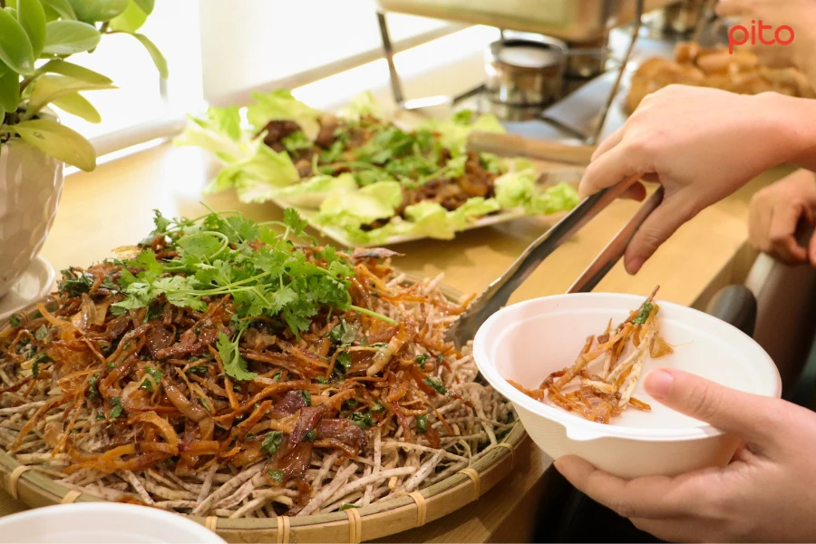 Sử dụng mẹt tre bày trí món ăn ERM PITO