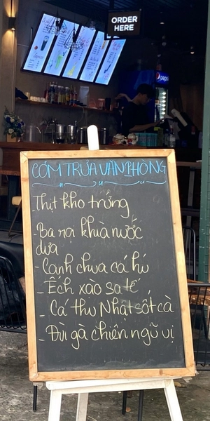 Nhân viên văn phòng ăn trưa ở hàng quán bên ngoài PITO Cloud Canteen
