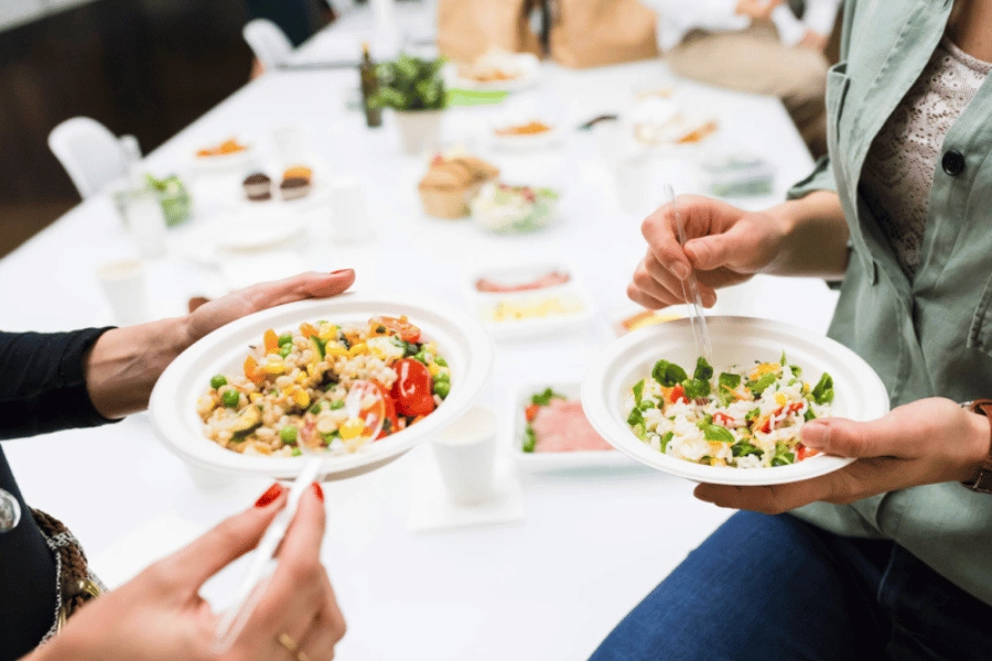 An-trua-cung-dong-nghiep-PITO-Cloud-Canteen Ăn cơm trưa văn phòng cùng đồng nghiệp PITO Cloud Canteen