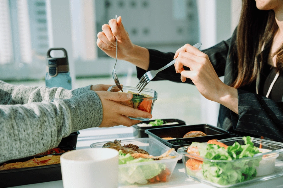 Bua-trua-ton-kem-thoi-gian-PITO-Cloud-Canteen Bữa trưa tốn kém nhiều thời gian của nhân viên văn phòng PITO Cloud Canteen